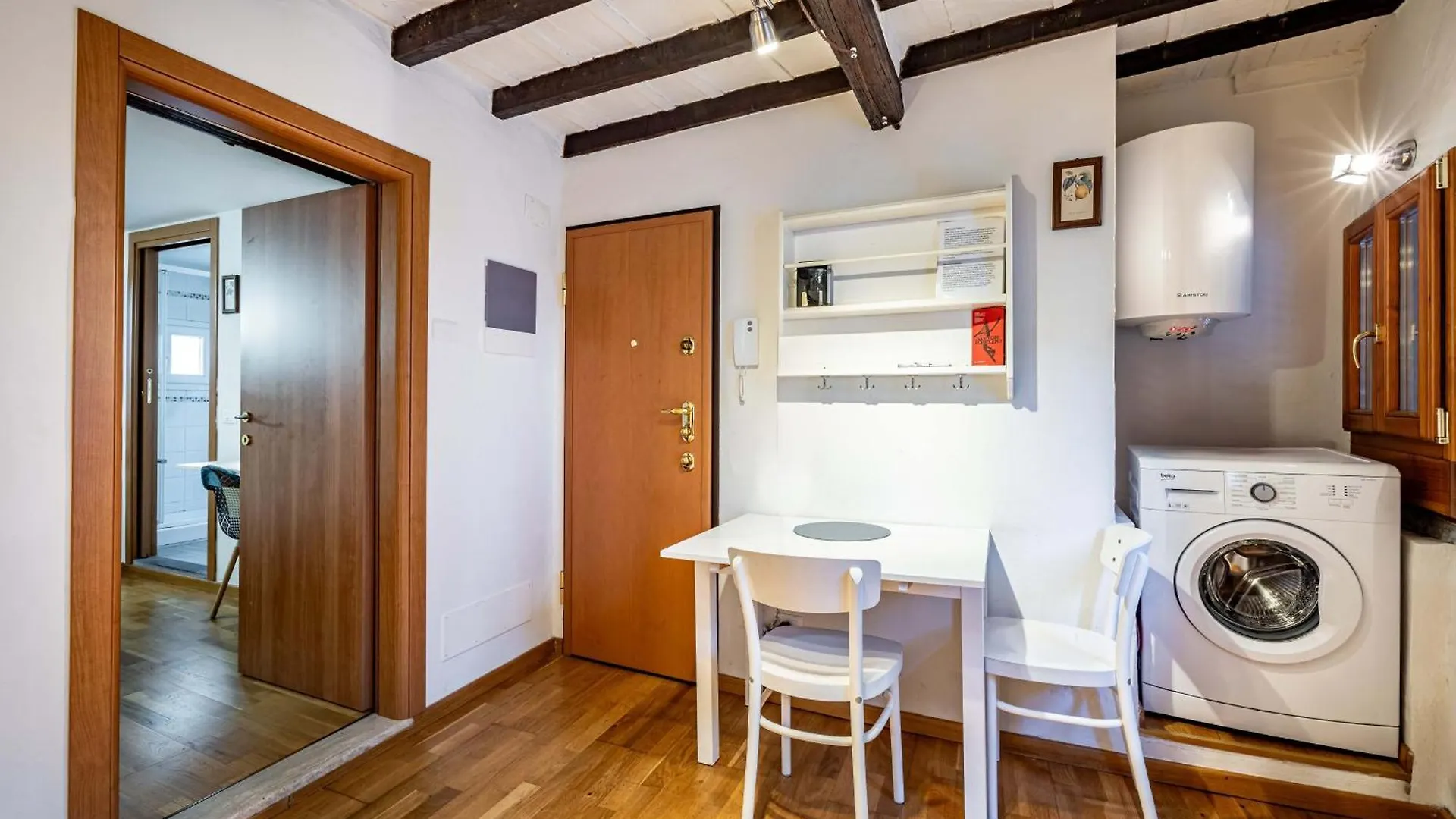 Roommo Carmine Florence