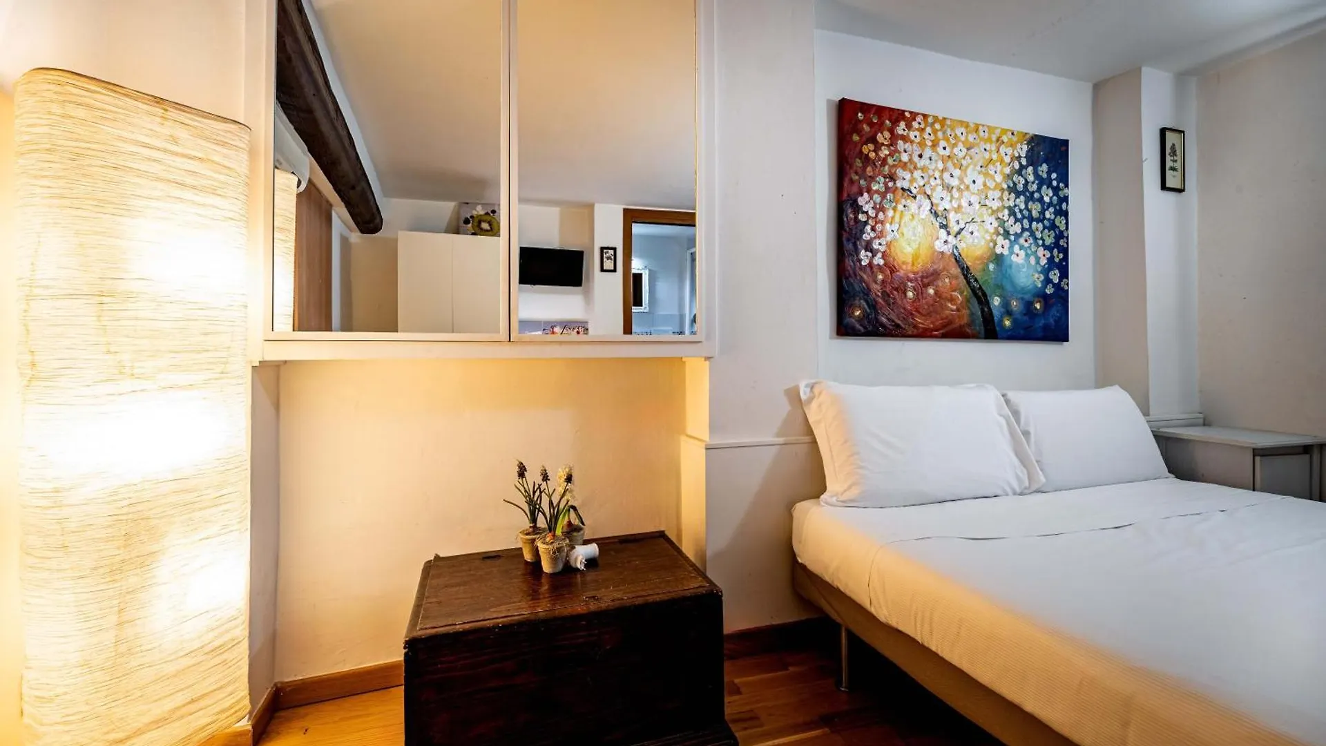 Roommo Carmine Florence